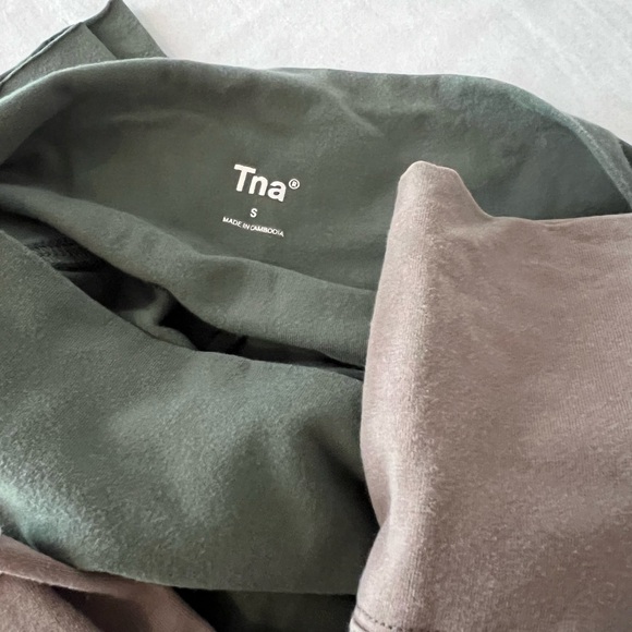 ARITZIA TNA: 
SALE bundle of 2 high-rise leggings
As shown - Picture 4 of 6